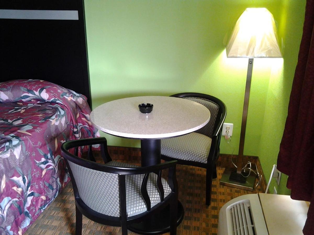 Elkton Lodge Room photo